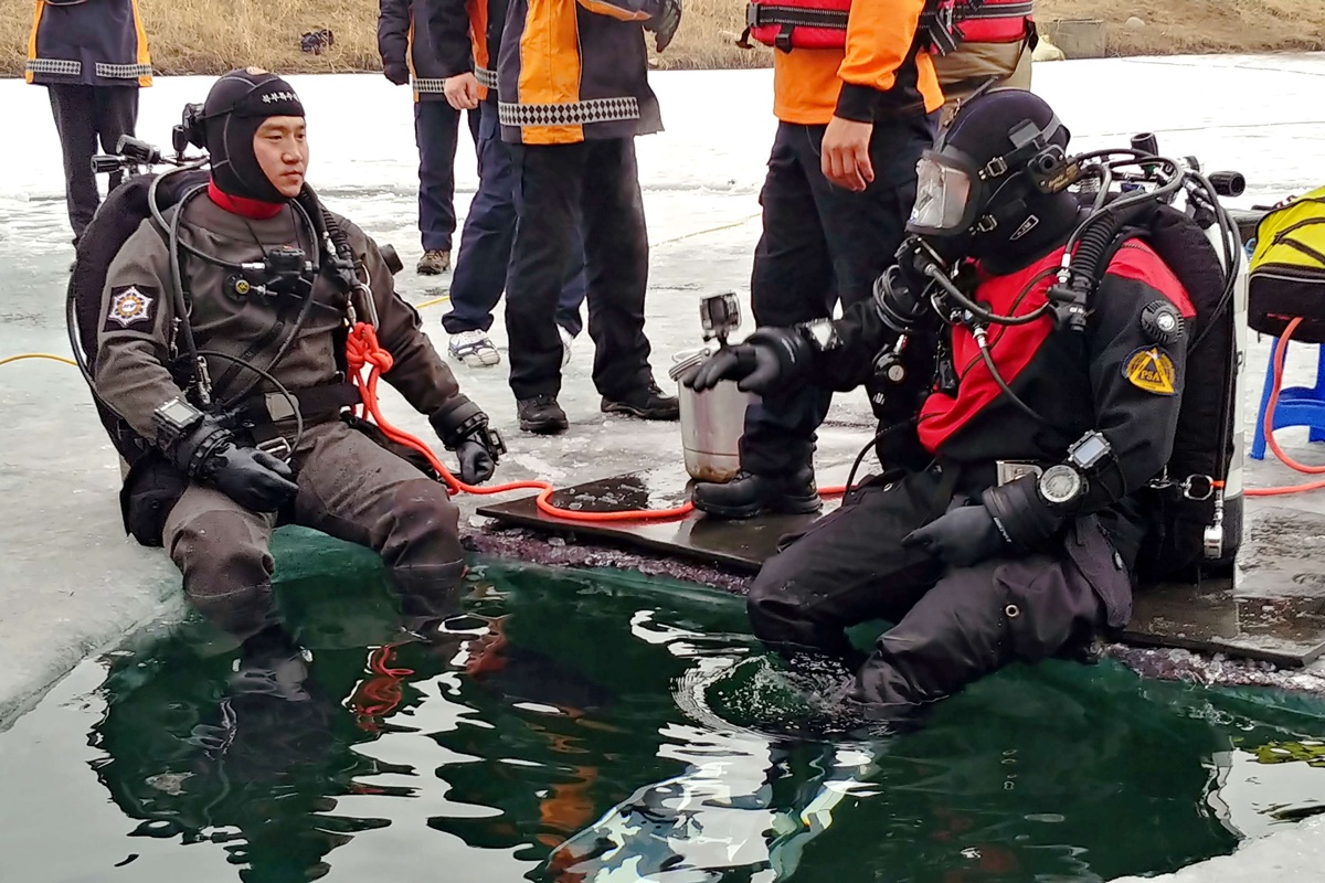 북부소방재난본부, 동계 수난구조 훈련‥얼음깨짐 대비 잠수훈련 등 실시