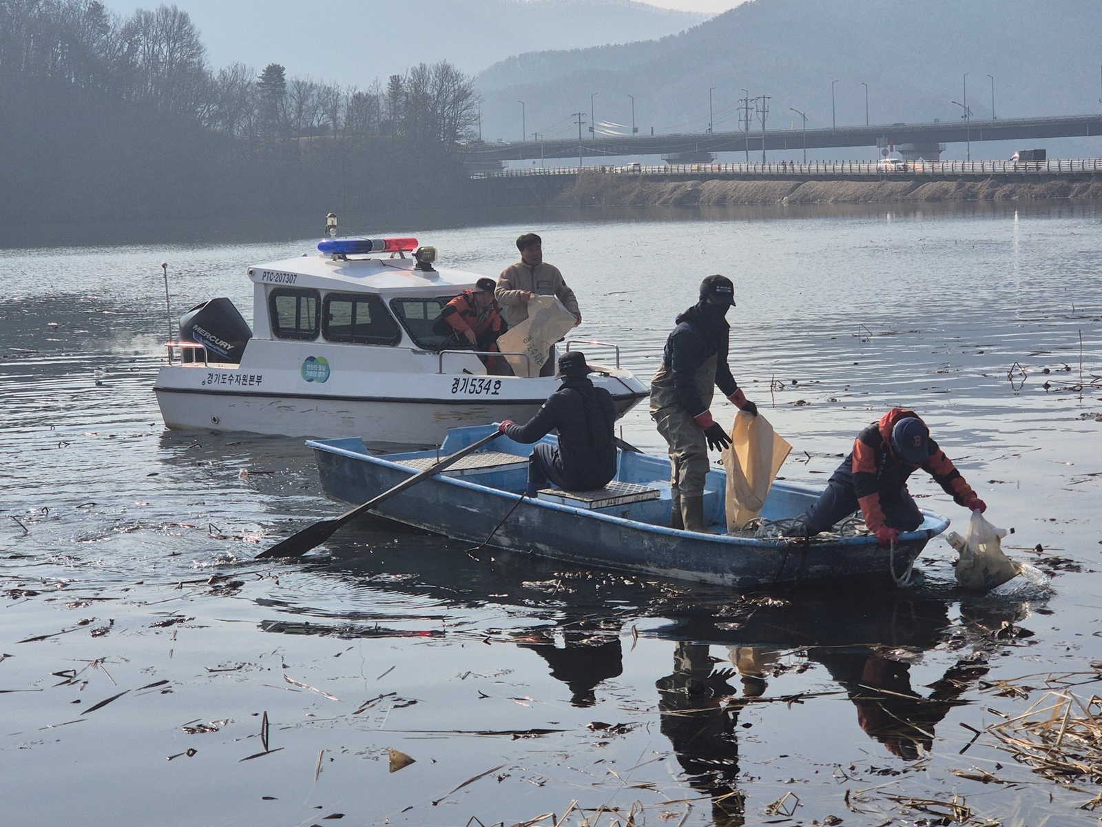 수도권 식수원 ‘팔당호 봄맞이 대청소’… 경기도, 쓰레기 3톤 수거
