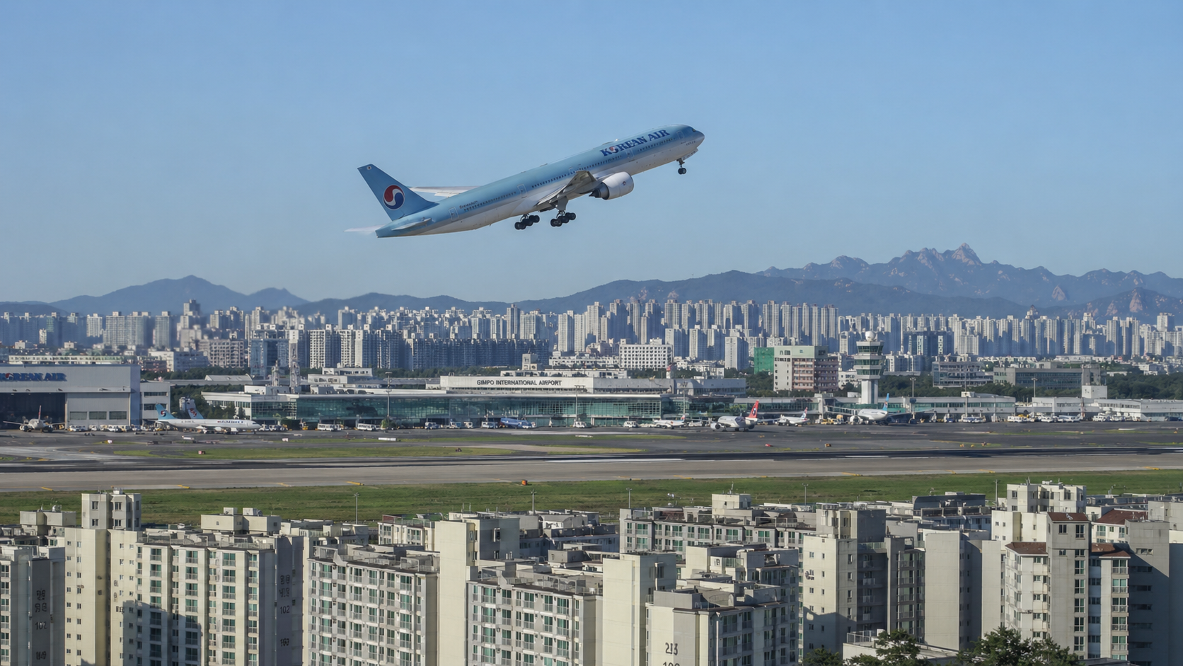 [조례 돋보기] 김포공항 주변 정비사업 위축 우려… 서울시의회 건의안 채택